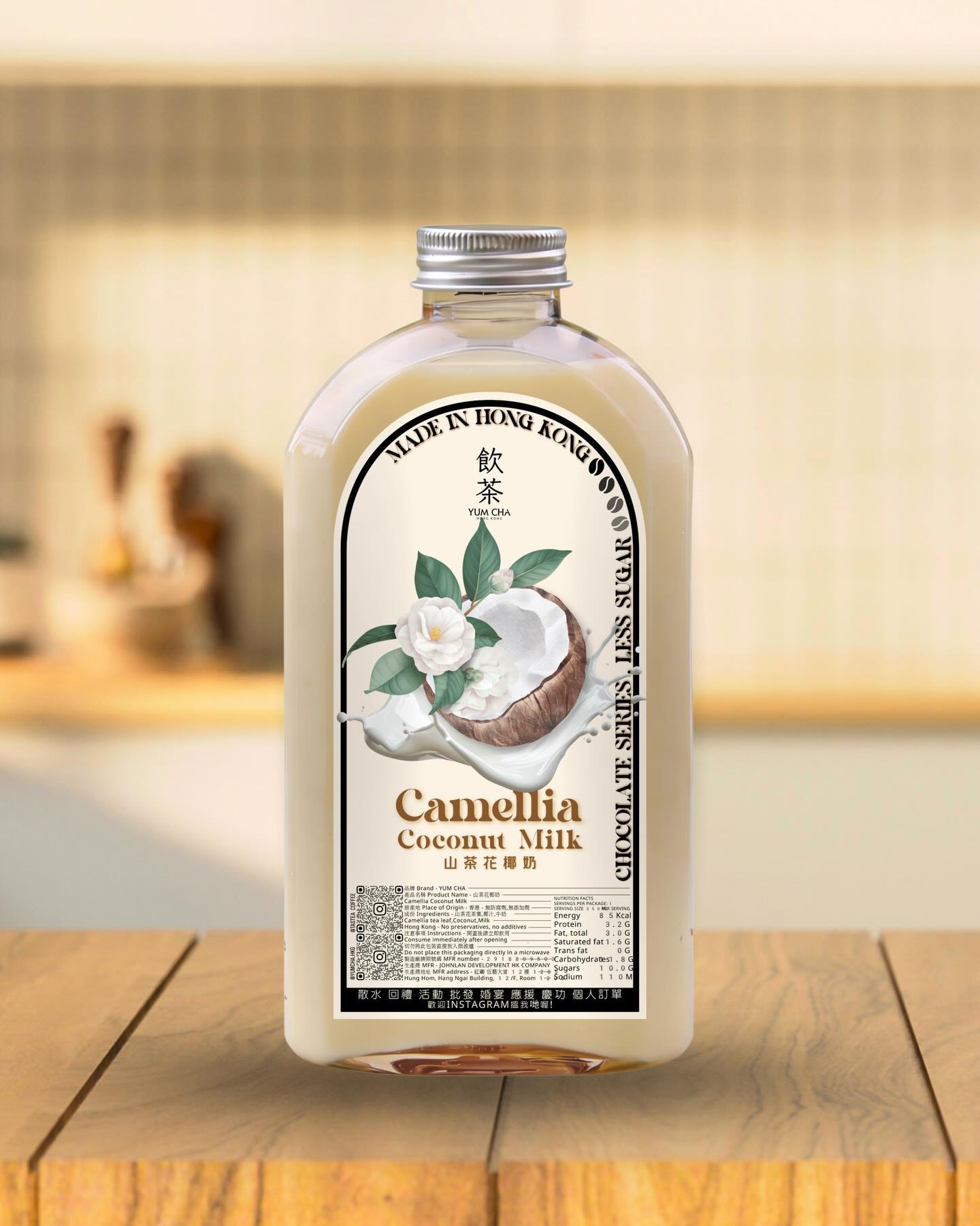 山茶花椰奶支裝飲品，置於溫暖的咖啡店木枱