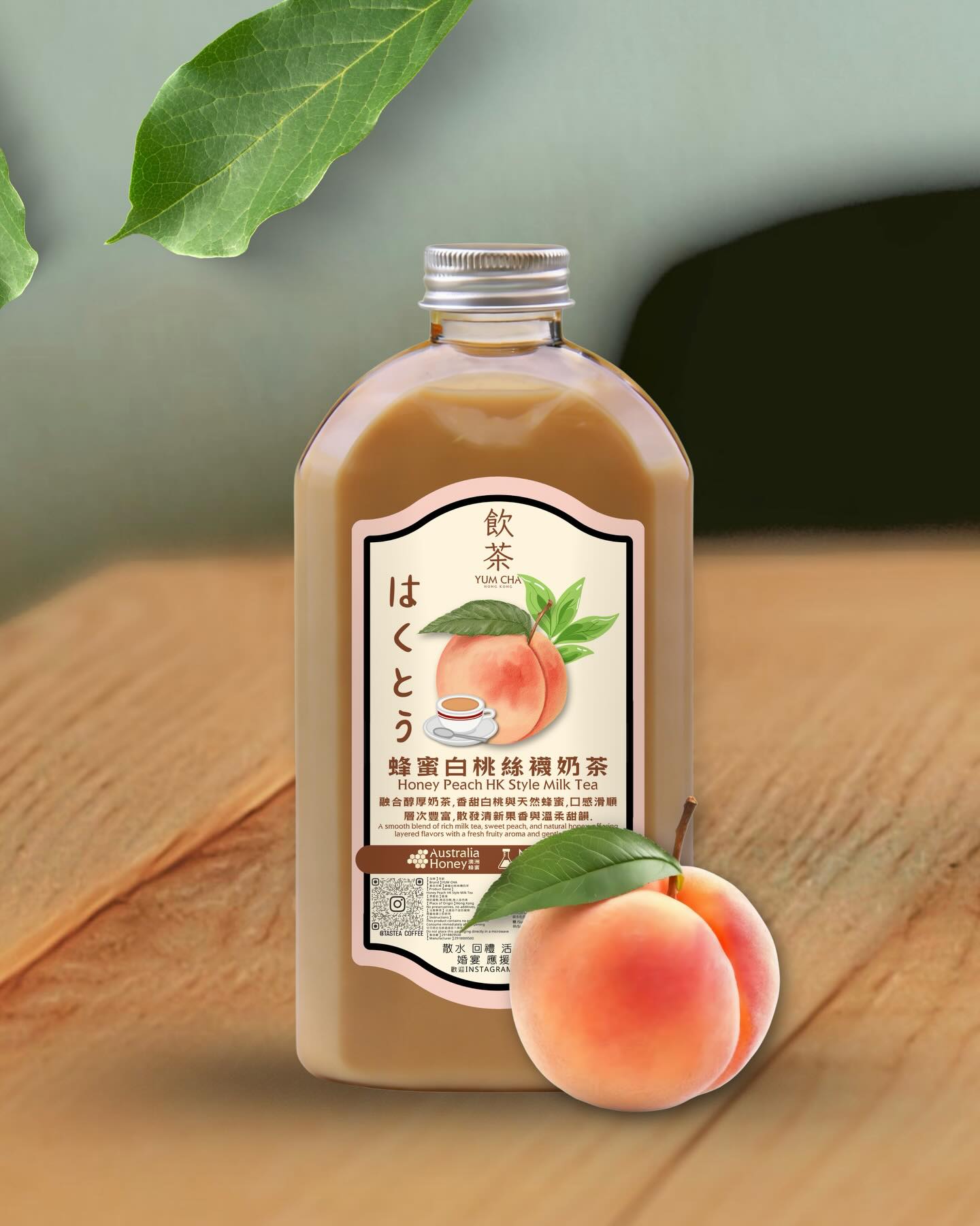蜂蜜白桃絲襪奶茶支裝飲品，放在木枱並配以白桃