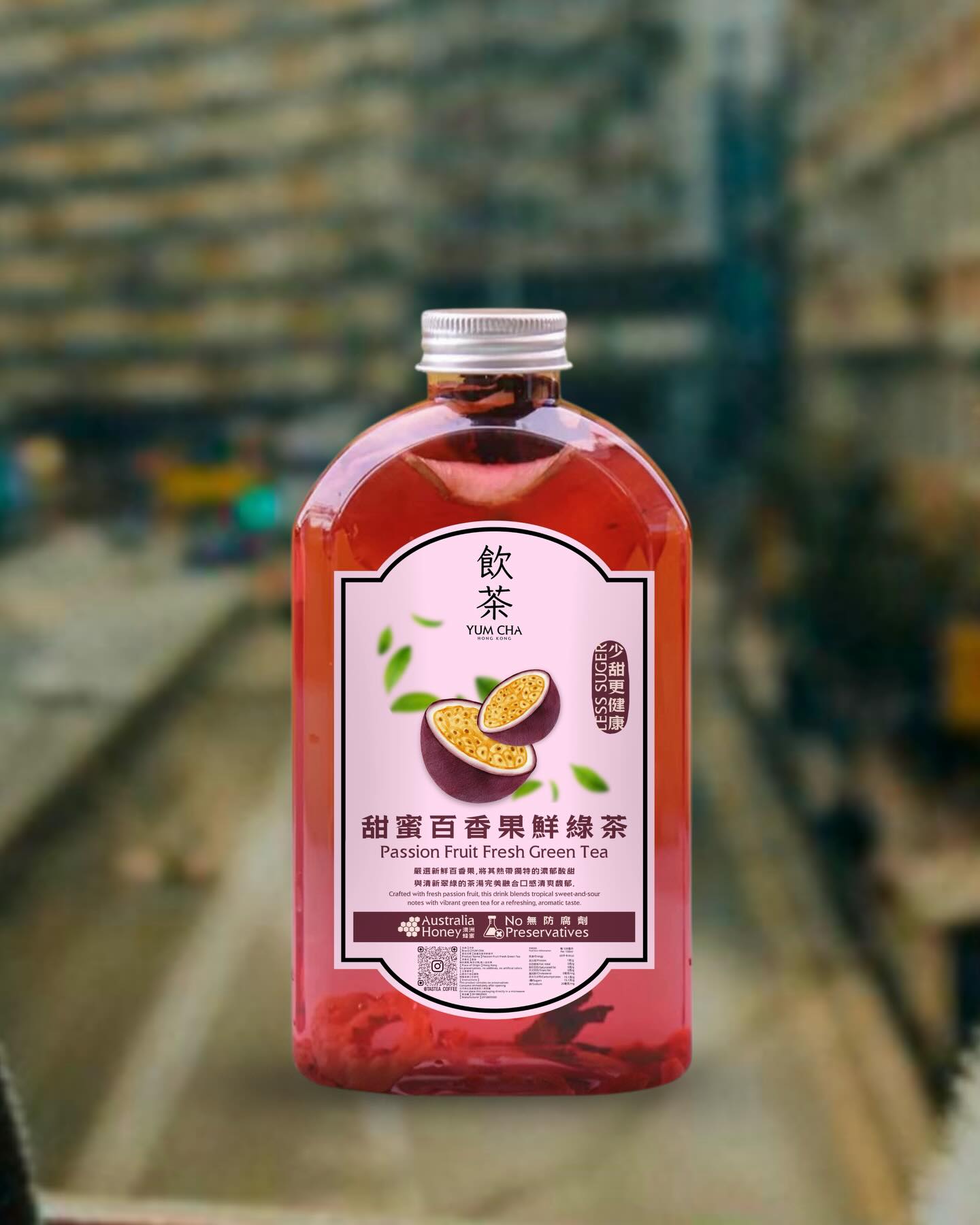 甜蜜百香果鮮綠茶支裝飲品，紅色茶湯配以街景背景